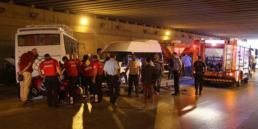 Adana'da zincirleme trafik kazası: 15 yaralı