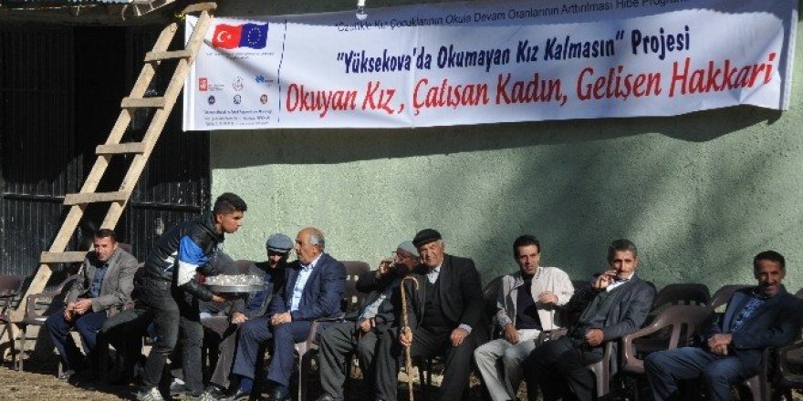Okumayan kız kalmasın diye köy köy geziyorlar