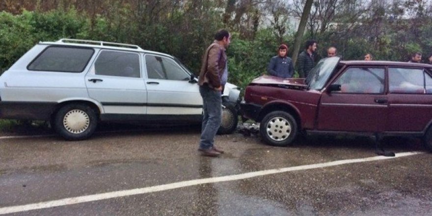 Bartın’da iki otomobil kafa kafaya çarpıştı