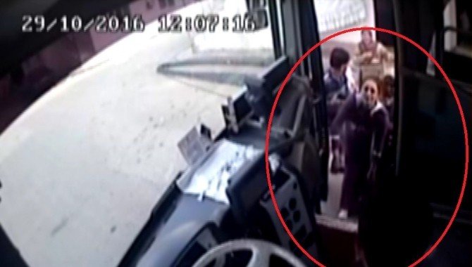 Kahraman şoför rahatsızlanan kadını hastaneye yetiştirdi