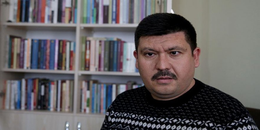 'Baston kullanmıyorum, yolumu kitaplarla buluyorum'