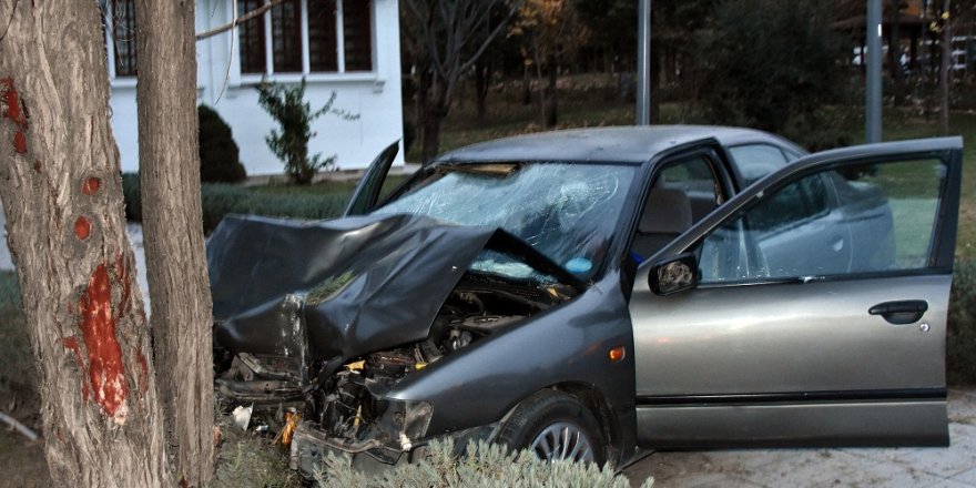 Konya'da otomobil parkta yürüyen yayaya çarptı: 1 ölü, 2 yaralı