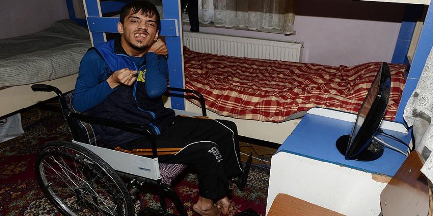 Hayata 'sol ayağıyla' tutunuyor