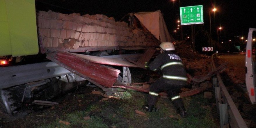 TEM’de Tuğla yüklü TIR karşı şeride geçti: 2 yaralı