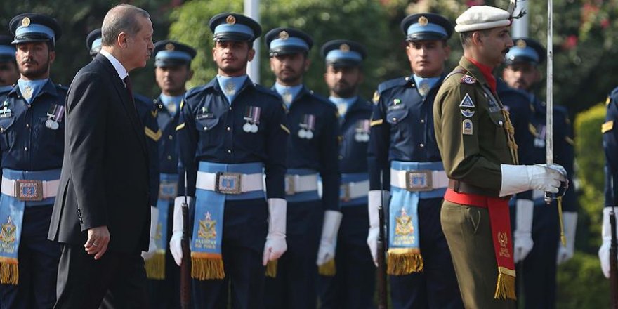 Cumhurbaşkanı Erdoğan Pakistan'da resmi törenle karşılandı
