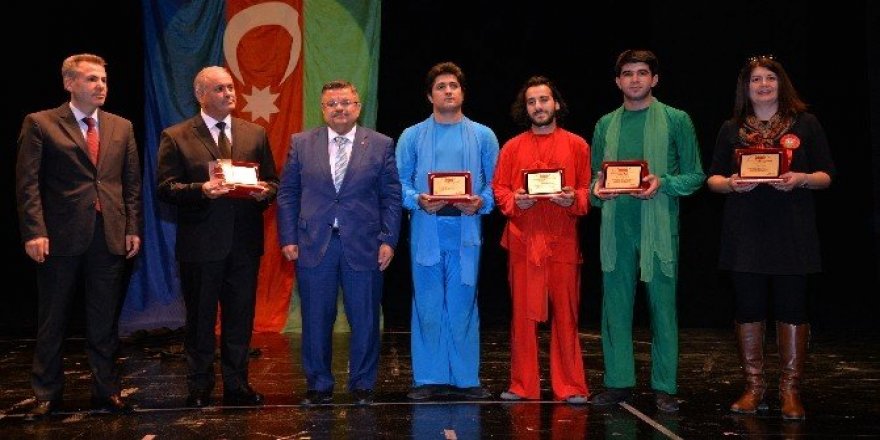 Behzat Uygur: "Tiyatro, dizi sektörünün arkasında kalmaz"
