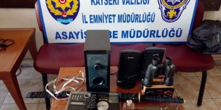 Ev fareleri çatıda suçüstü yakalandı