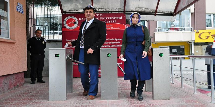 Kızıyla aynı üniversitede okuyor