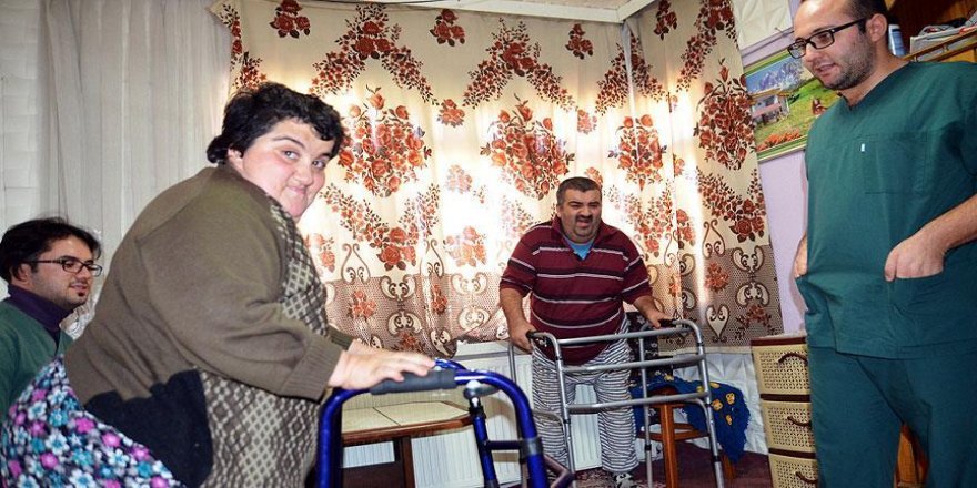 Doğuştan engelli kardeşler yıllar sonra ilk adımlarını attı