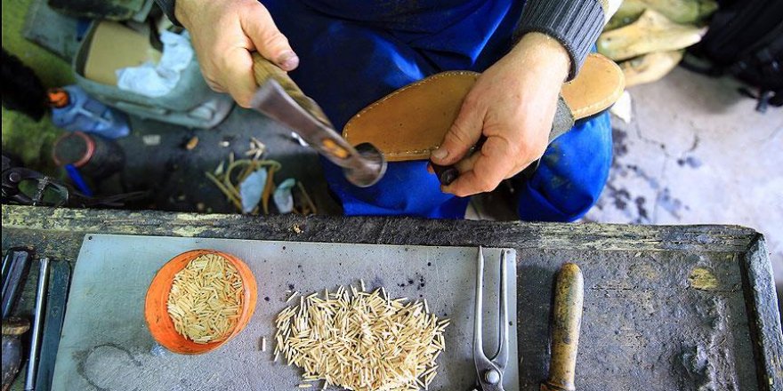 Yarım asırdır tahta çivili ayakkabı üretiyor