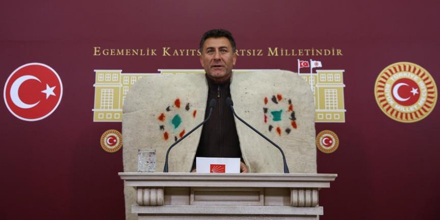 CHP'li vekilden "çoban kepenekli" basın toplantısı