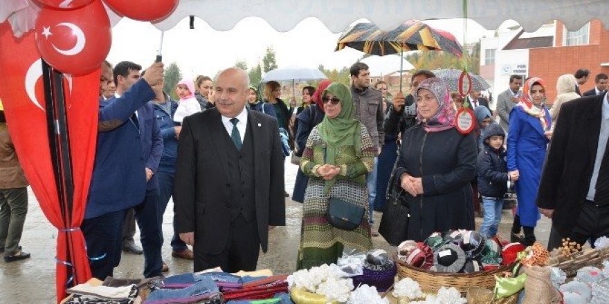 Geri dönüşümlü tasarım kursunda yapılan ürünler görücüye çıktı