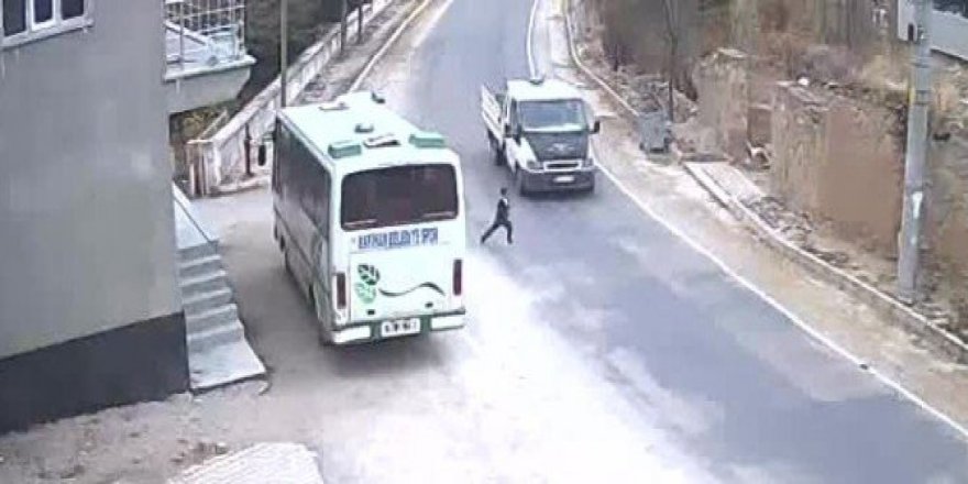 7 yaşındaki çocuk kamyonetin altından sağ çıktı