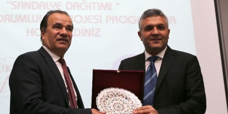 Okul harçlıklarıyla engellilere tekerlekli sandalye aldılar