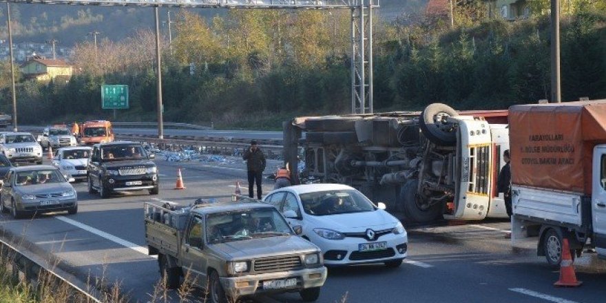 Sapanca’da alüminyum yüklü TIR devrildi: 1 Yaralı