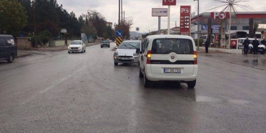 Kamyonet ile otomobil çarpıştı, 3 yaralı