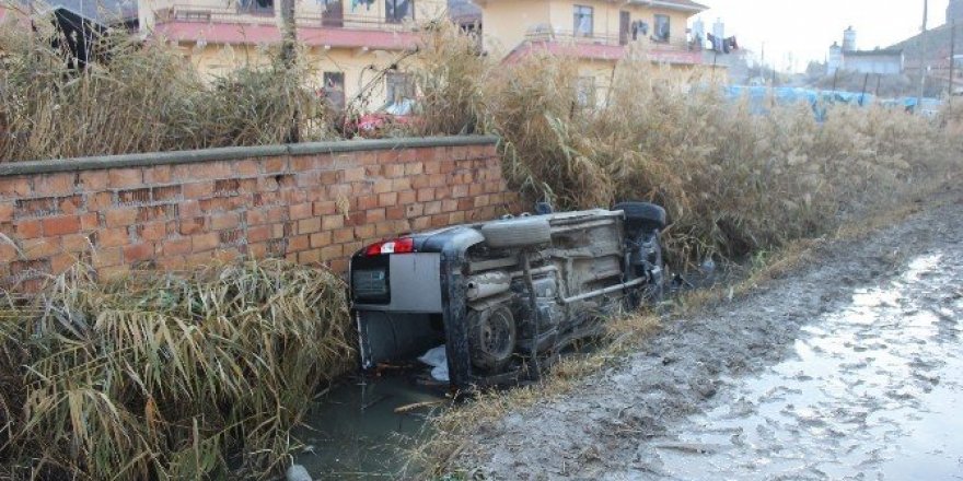 Otomobil su kanalına düştü: 3 yaralı