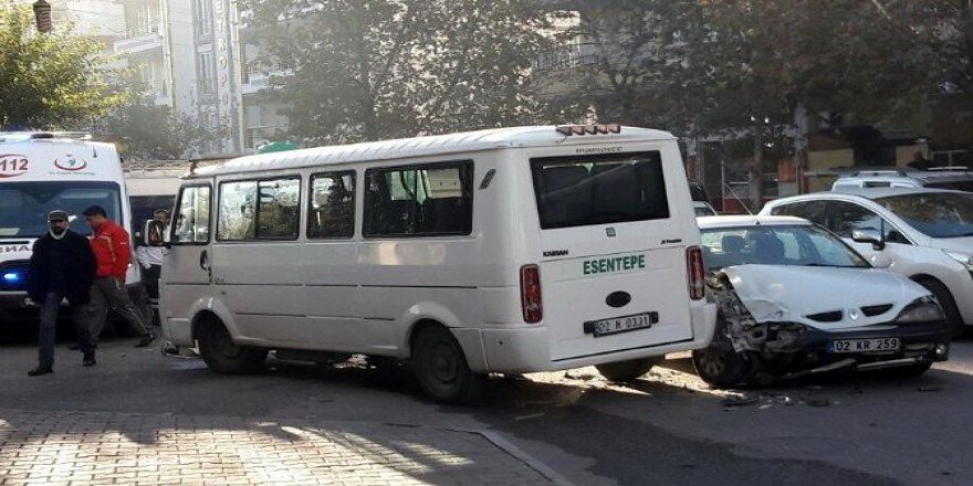 Otomobil ile yolcu minibüsü çarpıştı: 1 Yaralı