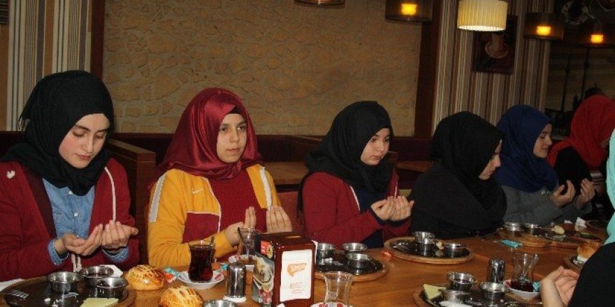 Kız öğrenciler, sabah namazında buluştu