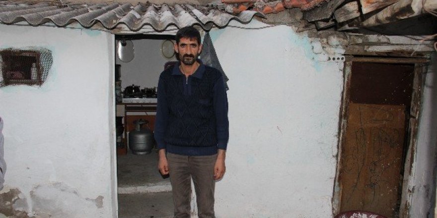 Eşi ve iki çocuğu engelli olan babanın tek isteği ailesi için bir ev