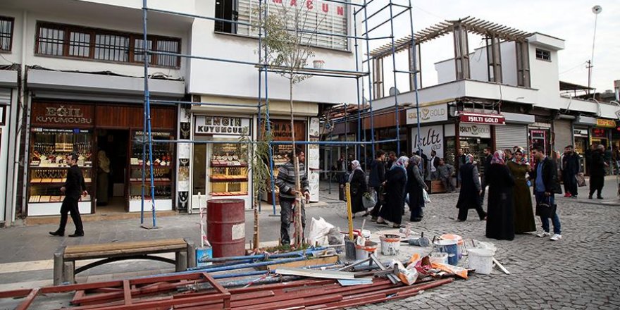 Sur'da esnafın iş yerini devlet yeniliyor