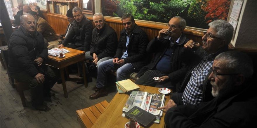 Müşterilerine çayın yanında kitap da veren çay ocağı