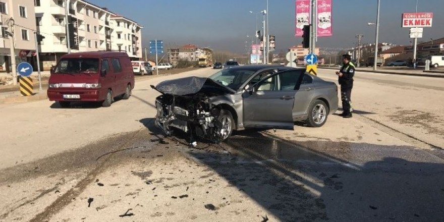 Düzce’de iki otomobil çarpıştı 2 kişi yaralandı