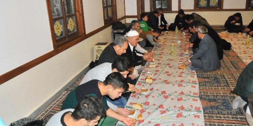 Akşehirli gençler sabah namazında buluştu