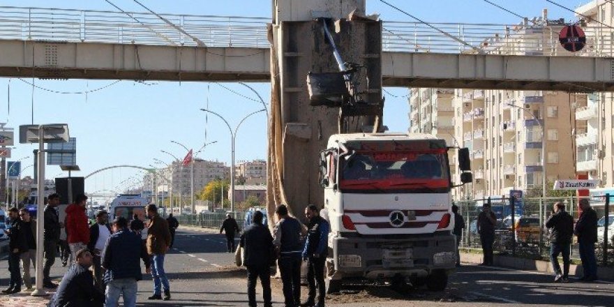 Damperi açılan kamyon üst geçide çarptı: 3 yaralı