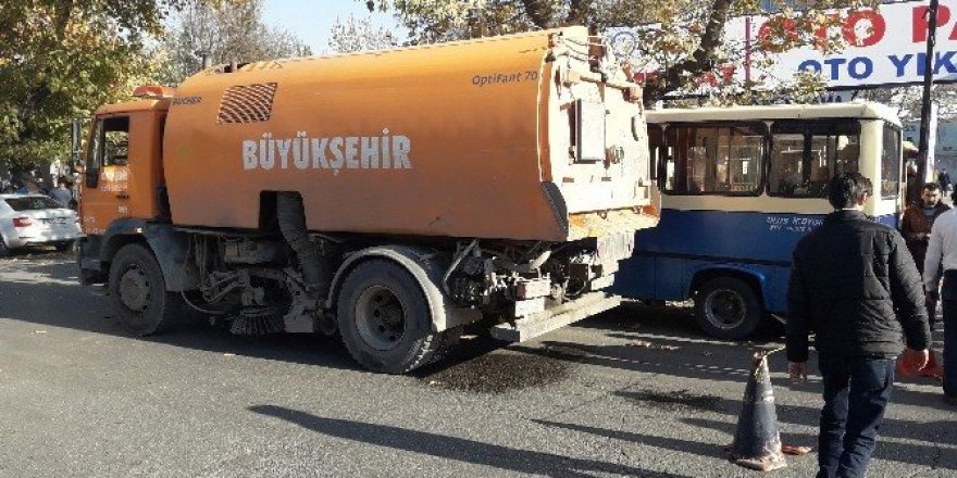 Temizlik aracının altında kalan değnekçi öldü