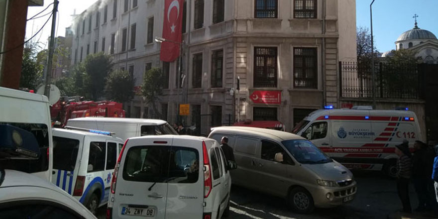 Kapıyı kıran sığınmacılar kaçtı!