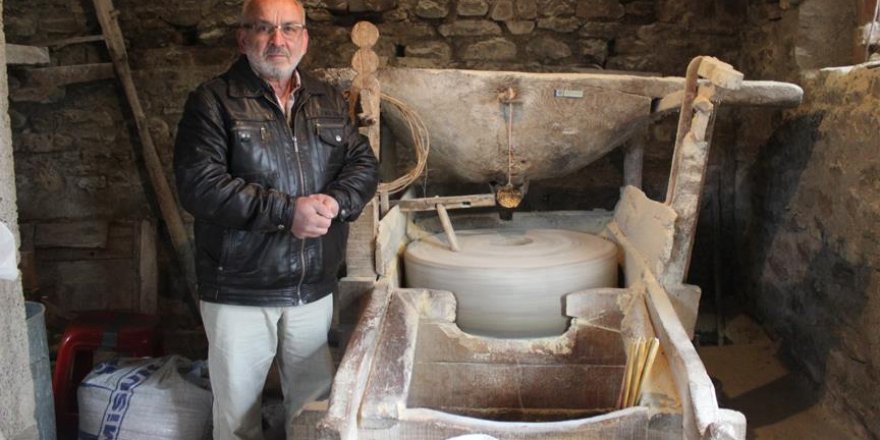 Dede yadigarı 400 yıllık su değirmenini yaşatmaya çalışıyor
