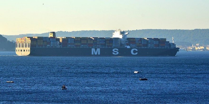 Dev konteyner gemisi Çanakkale Boğazı'ndan geçti