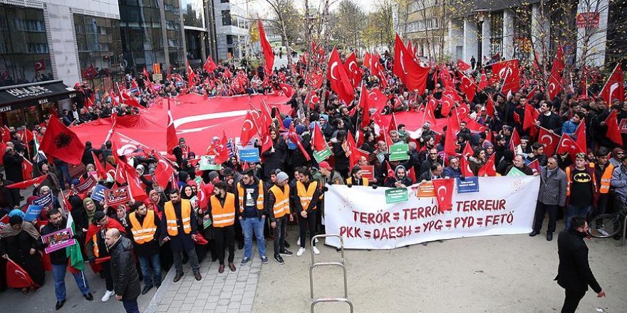 Brüksel'de 'Teröre Lanet Demokrasiye Davet' gösterisi