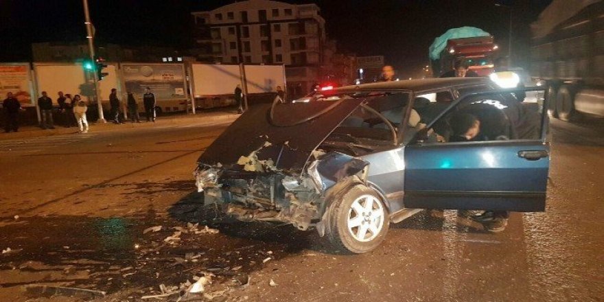 Düğüne ve cenazeye giden araçlar çarpıştı: 5 yaralı