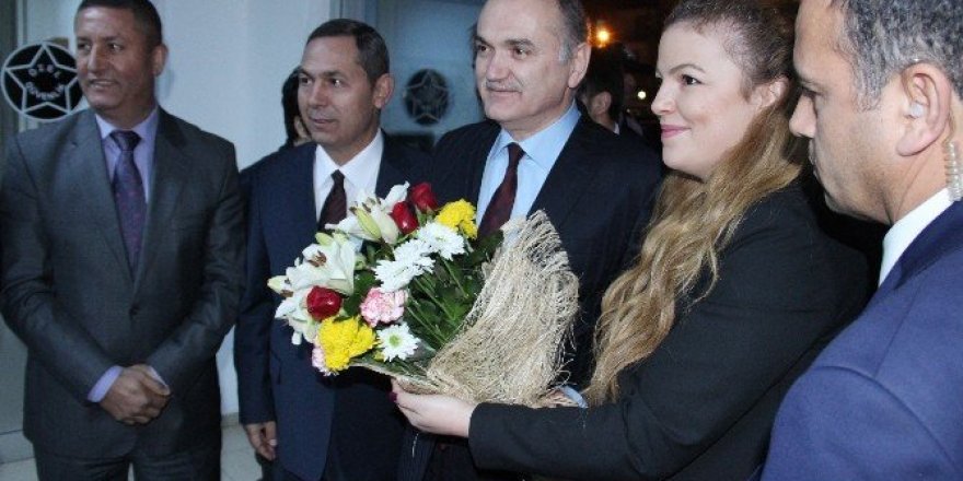 Bakan Faruk Özlü’ye doğum günü sürprizi