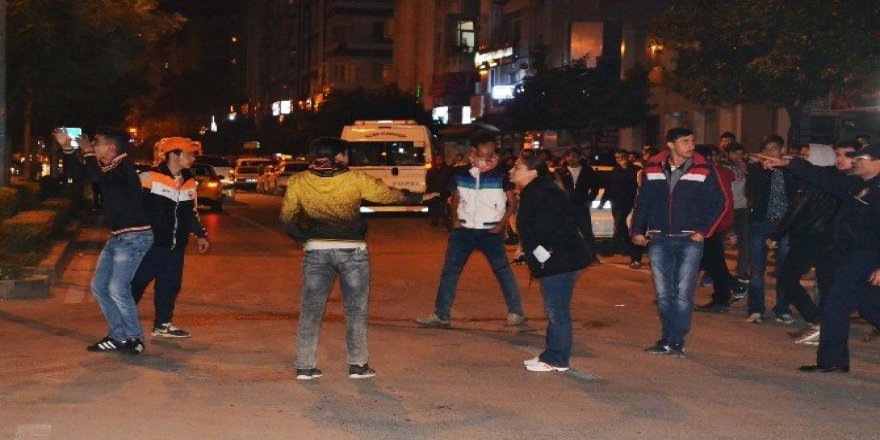 Polis müdahalesinden kurtulmak isteyen saldırgan taraftarlardan ’şehitler ölmez’ sloganı