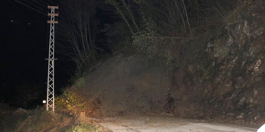 Kastamonu'da heyelan 13 köyü ulaşıma kapattı