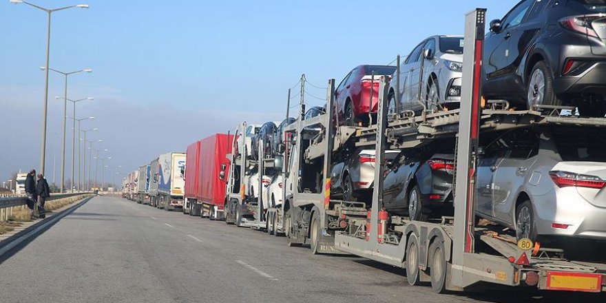 Kapıkule'de 13 kilometrelik tır kuyruğu oluştu