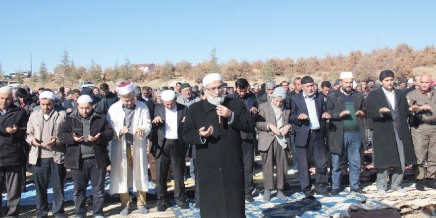 Derbent’te vatandaşlar yağmur duasına çıktı