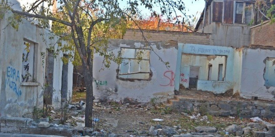 Metruk binalar bağımlıların meskeni oldu
