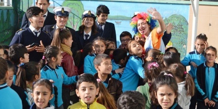 Liseli denizciler cep harçlıklarıyla çocukları güldürdü
