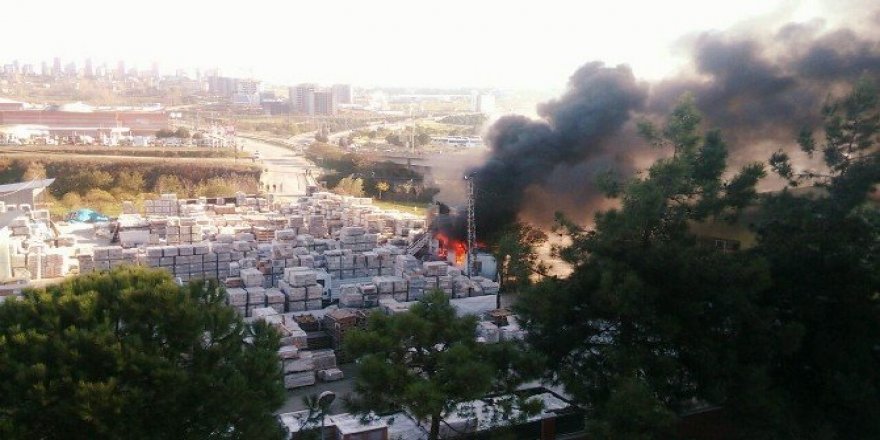 İnşaat malzemesi satış yerinde yangın çıktı