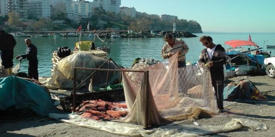 Balıkçılar ağlarını onarıyor