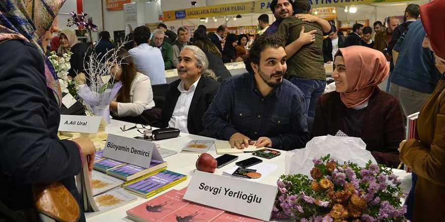 35. Uluslararası İstanbul Kitap Fuarı'nda yazarlar kitapseverlerle buluştu
