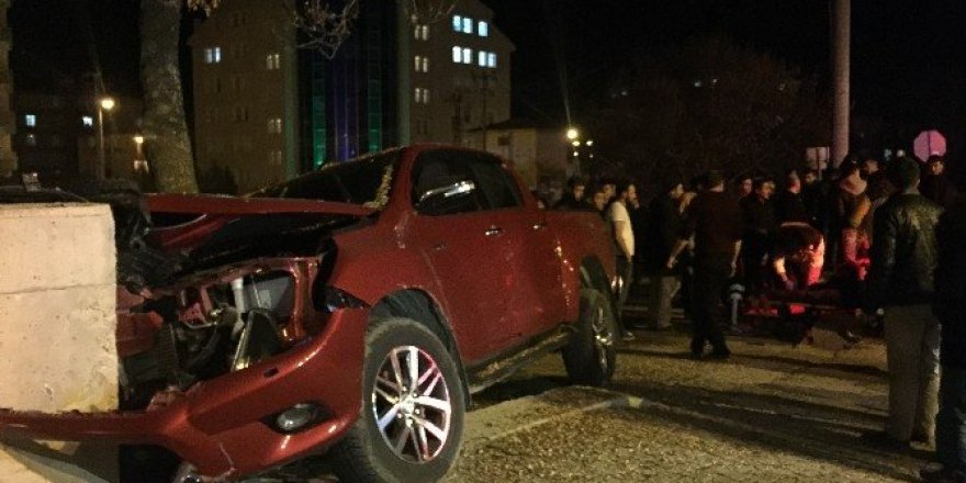 Kontrolden çıkan pikap beton duvara çarptı: 3 yaralı