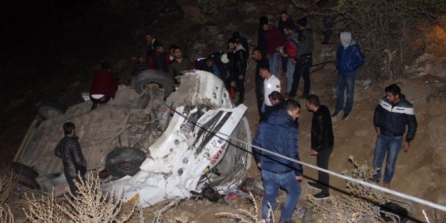 İşçi minibüsü şarampole yuvarlandı;1 ölü, 4’ü ağır 14 yaralı
