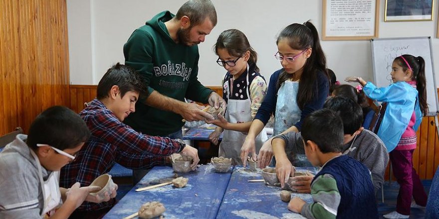 Yetiştiği köyünde çocukları sanatla buluşturuyor