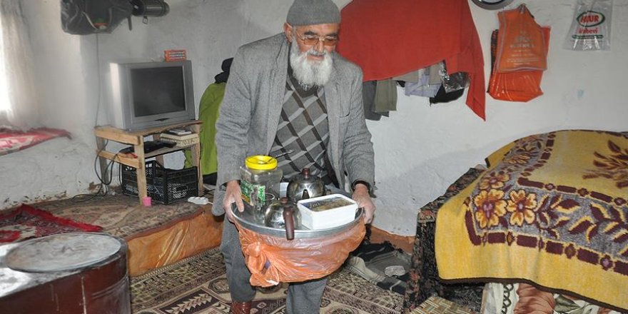 23 yıldır yalnız yaşıyor