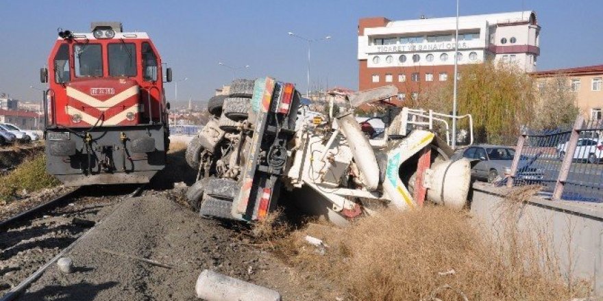 Tren lokomotifi ile beton mikseri hemzemin geçitte çarpıştı